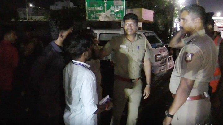 கரூரில் பரபரப்பு: 3 கோடி ரூபாயுடன் சிக்கிய வாகனம் – பறக்கும் படை அதிரடி