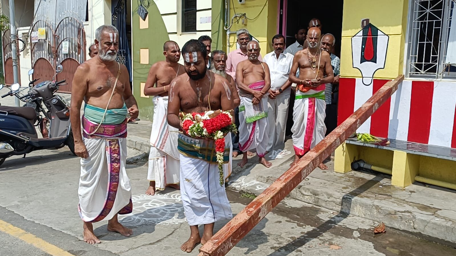 ஸ்ரீரங்கம்  கோயில் சித்திரை தேரோட்டம்.. முகூர்த்த கால் நடும் நிகழ்ச்சி