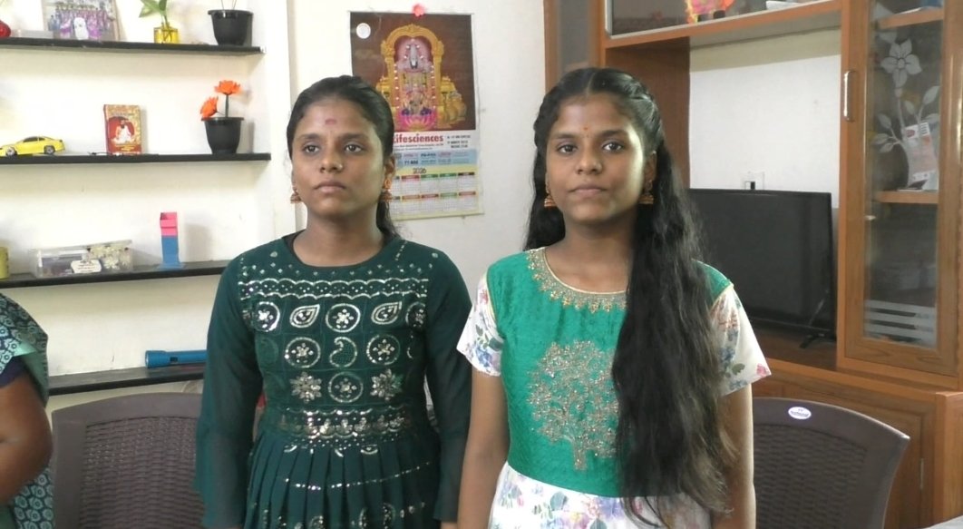கரூரில் 10ம் வகுப்பு தேர்வில் இரட்டைச் சகோதரிகள் ஒரே மதிப்பெண் பெற்று அசத்தல்..