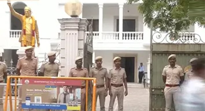 அதிமுக தலைமை அலுவலகத்தில் போலீஸ் குவிப்பு