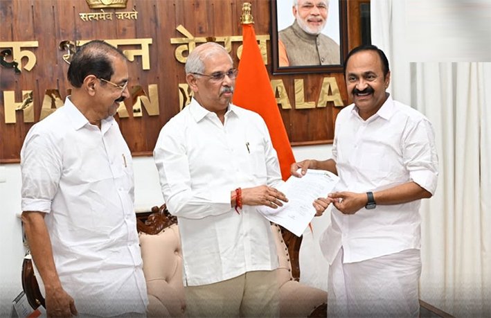 கேரள ஆளுநரிடம் ஆட்சியமைக்க உரிமை கோரினார் விடி.சதீசன்