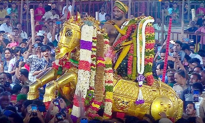 மதுரை சித்திரைத் திருவிழா: பச்சை பட்டுடுத்தி வைகை ஆற்றில் இறங்கினார் கள்ளழகர்
