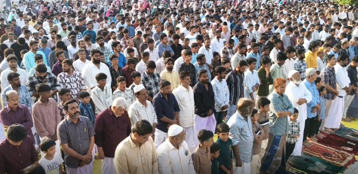 தஞ்சையில் ஆயிரக்கணக்கானோர் சிறப்பு தொழுகை!