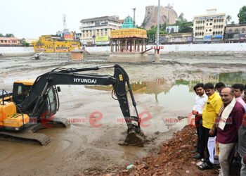 திருச்சி மலைக்கோட்டை தெப்பக்குளம் தூர்வாரும் பணி துவங்கியது