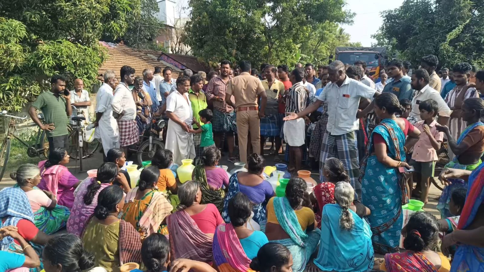 குடிநீர் கேட்டு காலி குடங்களுடன் பொதுமக்கள் சாலை மறியல்!