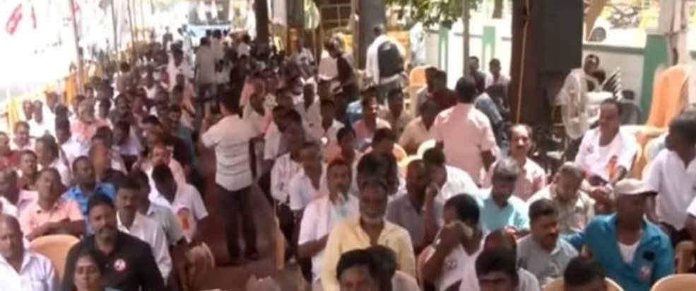 பணிநிரந்தரம் செய்யக் கோரி டாஸ்மாக் ஊழியர்கள் உண்ணாவிரதம்