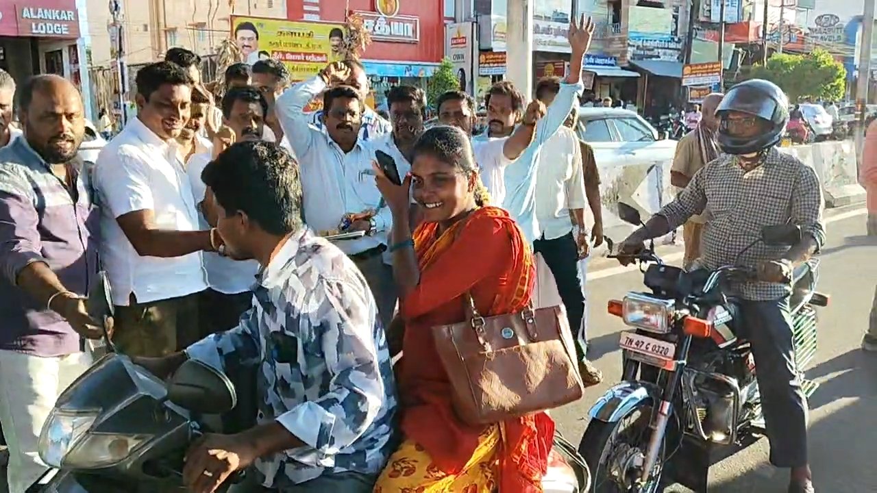 அண்ணாமலை புது கட்சி அறிவிப்பு: கரூரில் ஆதரவாளர்கள் இனிப்பு வழங்கி கொண்டாட்டம்