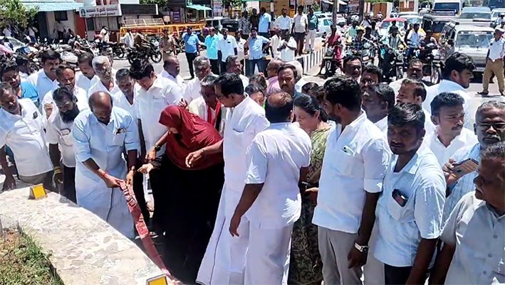 எம்.ஆர்.விஜயபாஸ்கர் ராஜினாமா-அதிமுகவினர் கொண்டாட்டம்