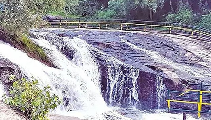 கும்பகரை அருவியில் சுற்றுலா பயணிகள் குளித்த வனத்துறை தடை
