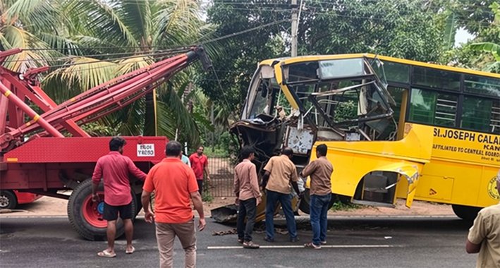 அரசு பஸ் மீது பள்ளி வாகனம் மோதி விபத்து-8 மாணவர்கள் காயம்!