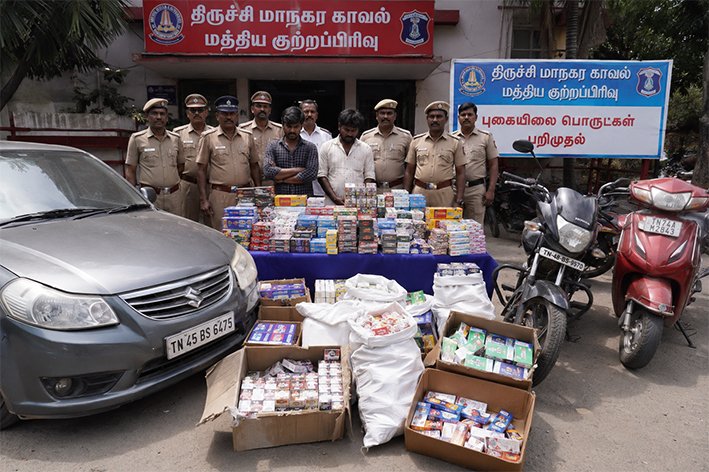 கார்-டூவீலரில் கடத்தல் புகையிலை பொருட்கள் பறிமுதல்