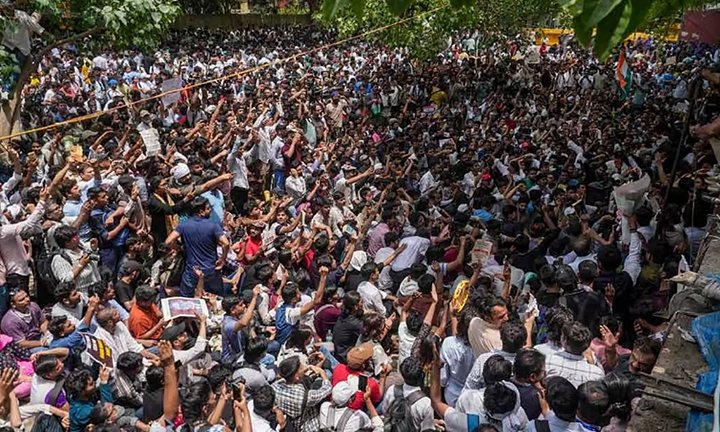 கரப்பான் பூச்சி போராட்டம்: ஜந்தர் மந்தரில் லட்சம் பேர்