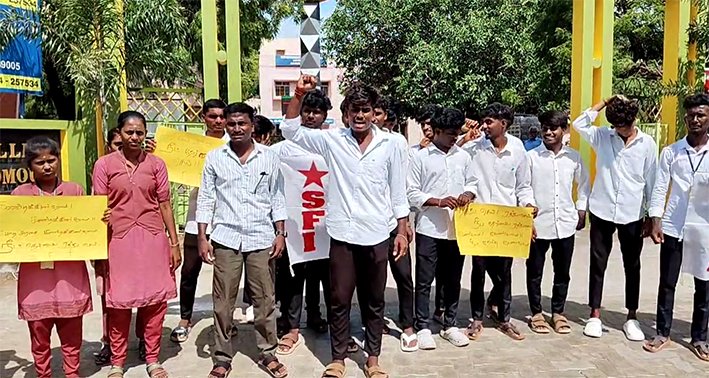 நீட் தேர்வை ரத்து செய்ய கோரி-கரூரில் மாணவர்கள் போராட்டம்