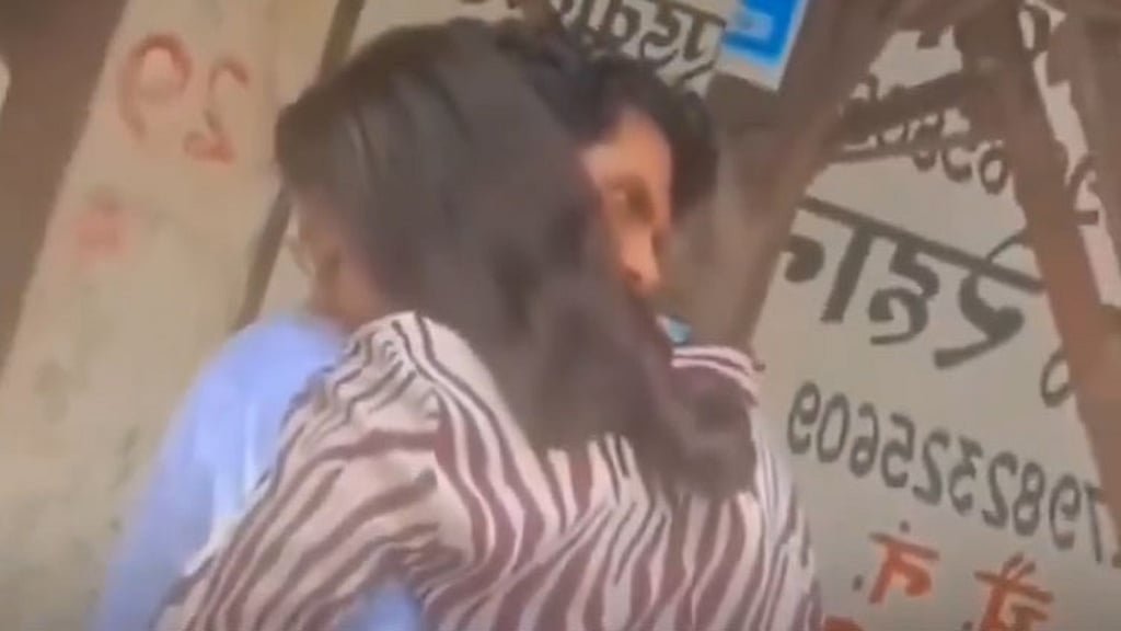 கோர்ட் வளாகத்தில் நெகிழ்ச்சிச் சம்பவம்; விவாகரத்து பேப்பரைக் கிழித்தெறிந்து கணவரை ஓடிப்போய் கட்டிப்பிடித்த மனைவி