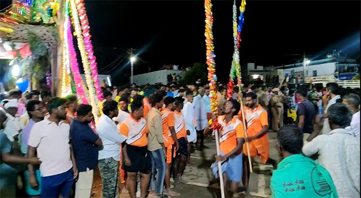கரூர் மாரியம்மன் கோவில் விழா- ஆட்டுத்தலையை ஈட்டியால் குத்தி வினோத வழிபாடு