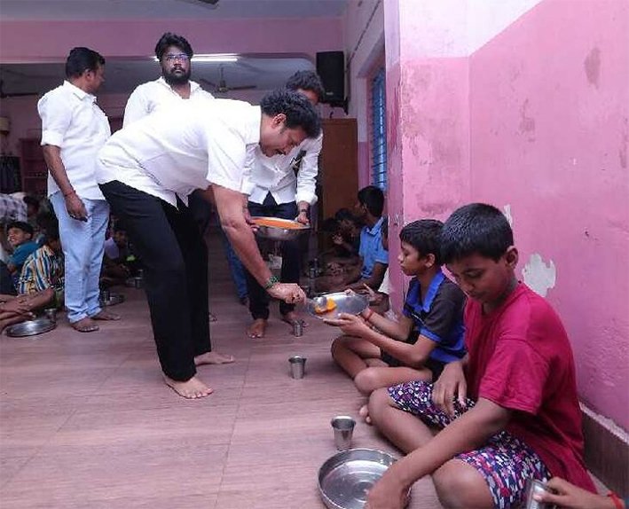 திருச்சி: சிறார் இல்லத்தில் உணவு வழங்கிய முன்னாள் அமைச்சர் மகேஸ்