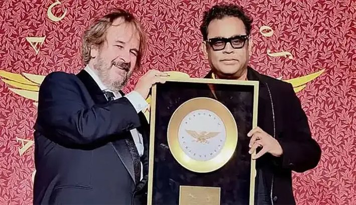 ஏ.ஆர்.ரஹ்மானுக்கு புகழ்பெற்ற 'கோல்டன் பிளேட்' விருது