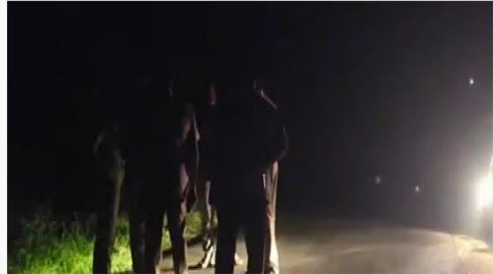 Police officials investigating a farmhouse crime scene in Rasipuram where a woman was robbed of 20 sovereigns of gold at gunpoint on June 12 2026.