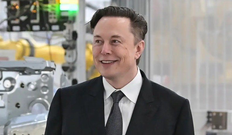 ALT TEXT: எலான் மஸ்க் மற்றும் SpaceX நிறுவனத்தின் IPO அறிமுகம் தொடர்பான காட்சி. உலகின் முதல் டிரில்லியனராக மாறும் வாய்ப்பை உருவாக்கிய SpaceX பங்குச் சந்தை அறிமுகத்தை குறிக்கும் படிமம்.