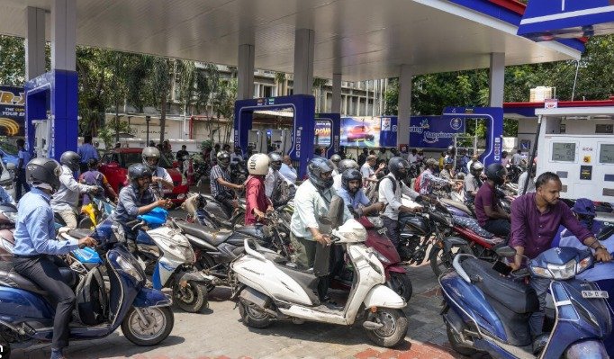 சென்னையில் இன்றைய பெட்ரோல் மற்றும் டீசல் விலை குறைந்ததை காட்டும் பெட்ரோல் பங்க் காட்சி