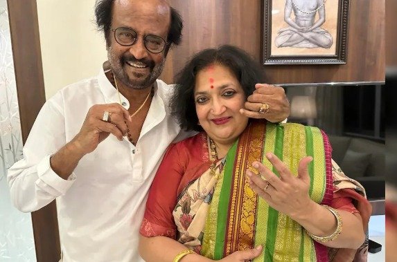 லதா ரஜினிகாந்த் நிகழ்ச்சியில் உரையாற்றும் காட்சி