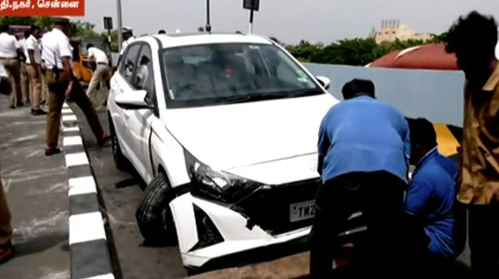 சென்னை டி.நகரில் டயர் வெடித்து விபத்துக்குள்ளான கார்