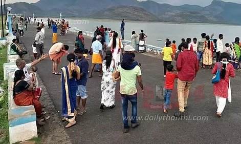 விடுமுறை காரணமாக வால்பாறையில் குவிந்துள்ள சுற்றுலா பயணிகள்
