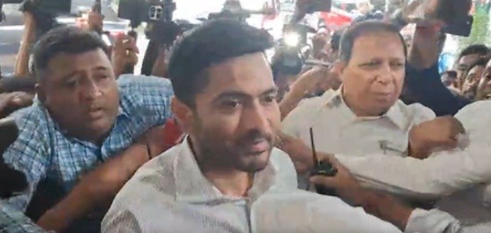 மேற்கு வங்க ஆசிரியர் நியமன ஊழல் வழக்கில் அமலாக்கத்துறை (ED) விசாரணைக்காக கொல்கத்தா அலுவலகத்தில் ஆஜரான அபிஷேக் பானர்ஜி.