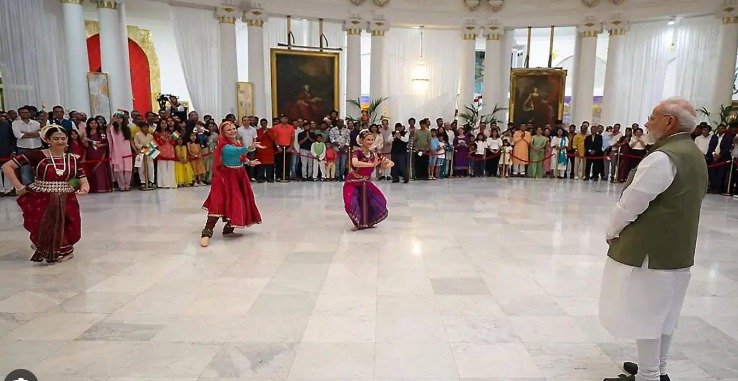 ஸ்லோவாக்கியா தலைநகர் பிராட்டிஸ்லாவாவில் பிரதமர் நரேந்திர மோடிக்கு ‘வந்தே மாதரம்’ பாடல் மற்றும் நாட்டுப்புற நடனங்களுடன் சிறப்பான வரவேற்பு அளிக்கப்பட்ட காட்சி.