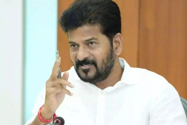 தெலங்கானா முதல்வர் ரேவந்த் ரெட்டி ஹைதராபாத் மெட்ரோ Phase-2 திட்ட தாமதம் குறித்து செய்தியாளர்களிடம் பேசும் காட்சி