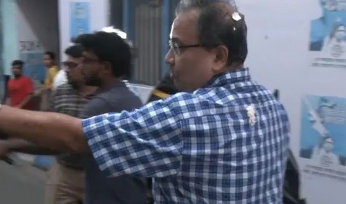 மேற்கு வங்கத்தில் போலீஸ் பாதுகாப்புடன் நீதிமன்றத்திற்கு அழைத்துச் செல்லப்படும் TMC தலைவர் சௌமித்ரா பானர்ஜி மீது முட்டை வீசப்பட்ட சம்பவம்
