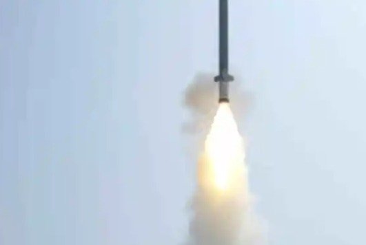 ஒடிசா கடற்கரையில் DRDO சோதனை செய்த நீண்ட தூர நிலத் தாக்குதல் குரூஸ் ஏவுகணை (LRLACM) ஏவப்படும் காட்சி