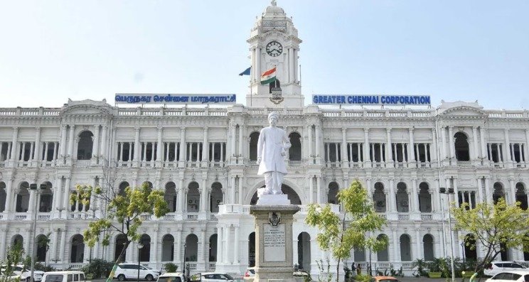 சென்னை மாநகராட்சி குப்பை மேலாண்மை மற்றும் சாலை தூய்மை பணிகளுக்காக புதிய வாகனங்களை அறிமுகப்படுத்தும் காட்சி