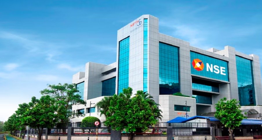 ரூ.30,000 கோடி மதிப்பிலான IPO-வுக்காக DRHP தாக்கல் செய்யத் தயாராகும் நேஷனல் ஸ்டாக் எக்ஸ்சேஞ்ச் (NSE) தொடர்பான குறியீட்டு காட்சி.
