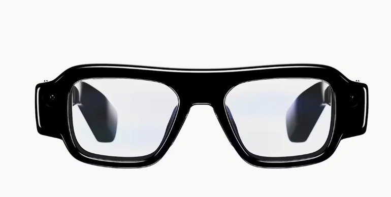 செயற்கை நுண்ணறிவு மற்றும் Augmented Reality தொழில்நுட்பத்துடன் செயல்படும் Snap Specs ஸ்மார்ட் கண்ணாடியை பயன்படுத்தும் நபர்.