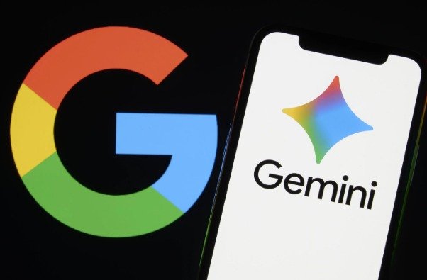 OpenAI நிறுவனம் Google Gemini AI-யின் இணைத் தலைவராக இருந்த நோம் ஷசீரை தனது அணியில் இணைத்துள்ளதை காட்டும் தொழில்நுட்ப செய்தி படம்.