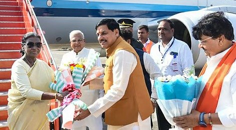 இந்திய குடியரசுத் தலைவர் திரௌபதி முர்மு, 5 நாள் அதிகாரப்பூர்வ பயணமாக மத்திய பிரதேசம் சென்றபோது அரசு அதிகாரிகள் வரவேற்கும் காட்சி.