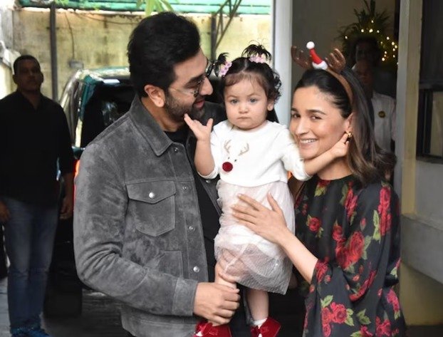 நடிகை Alia Bhatt தனது மகள் ராஹா கபூரின் திறமைகள் குறித்து பேசிய நிகழ்வில் எடுத்த படம்.