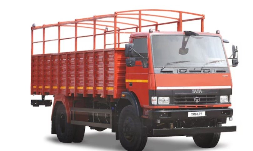 டாடா மோட்டார்ஸ் வணிக வாகனங்கள், லாரிகள் மற்றும் சரக்கு வாகனங்கள் நிறுத்தப்பட்டுள்ள காட்சி; ஜூலை 1 முதல் விலை உயர்வை குறிக்கும் படம்.
