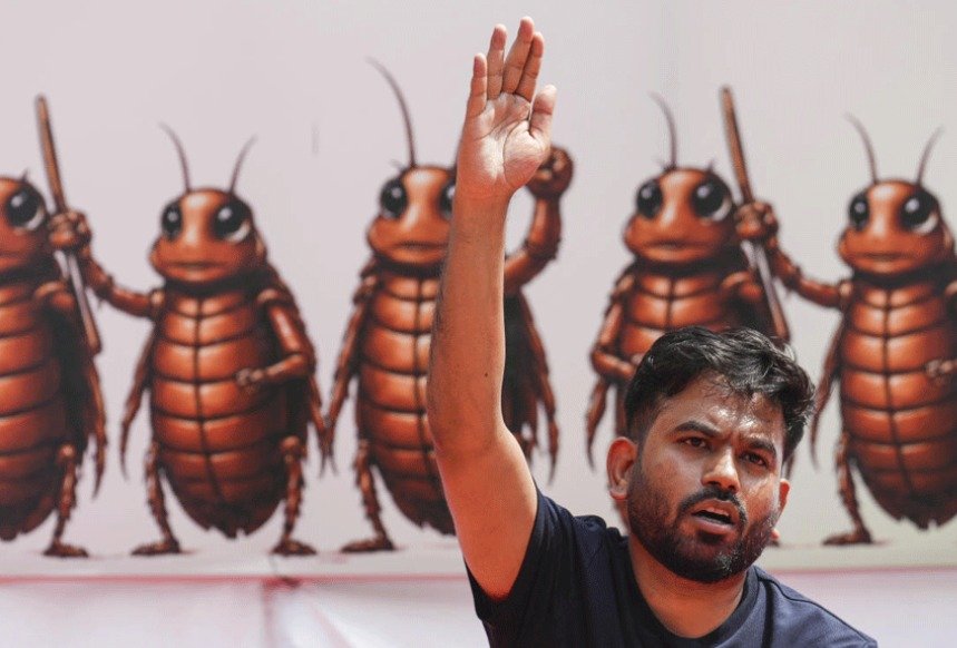 காக்ரோச் ஜனதா கட்சியின் நிறுவனர் அபிஜித் தீப்கே, ஜந்தர் மந்தரில் மாணவர்கள் மற்றும் இளைஞர்களுடன் போராட்டத்தில் ஈடுபடும் காட்சி.