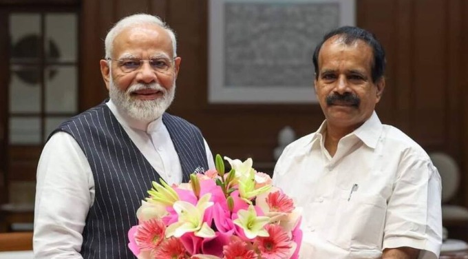 ஜார்ஜ் குரியன் காரில் அமர்ந்திருக்கும் காட்சி – ஒன்றிய சிறுபான்மை நலத்துறை இணை அமைச்சர் பதவியில் இருந்து ராஜினாமா செய்ததைத் தொடர்ந்து எடுக்கப்பட்ட புகைப்படம்