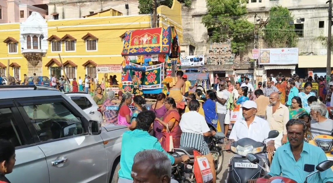 தஞ்சையில் பக்தர்கள் மத்தியில் சாய்ந்த காவல் வாகனம்!