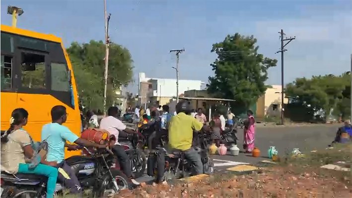 கரூர் அருகே குடிநீர் வரவில்லை..காலிகுடங்களுடன் சாலை மறியல்