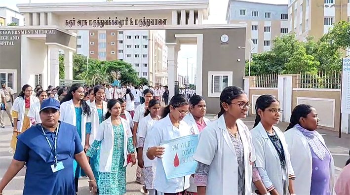 கரூரில் கல்லூரி மாணவர்கள் இரத்த தான விழிப்புணர்வு பேரணி
