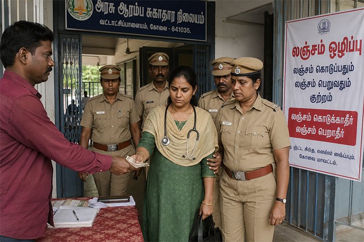 மருத்துவ சான்றிதழ் ரூ.900 லஞ்சம்... அரசு பெண் டாக்டர் கைது