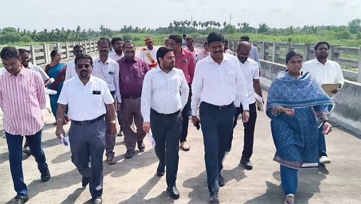 மேலப்பாளையம் உயர்மட்ட பாலத்தை அதிகாரிகள் ஆய்வு.. பணியை முடிக்க உத்தரவு