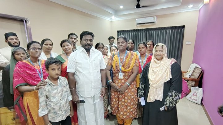திருச்சி: இல்லம் தேடிக் கல்வி திட்டத்தை தொடர வலியுறுத்தி தன்னார்வலர்கள் மாவட்ட ஆட்சியரிடமும், பள்ளிக்கல்வித்துறை அமைச்சரிடமும்மனு