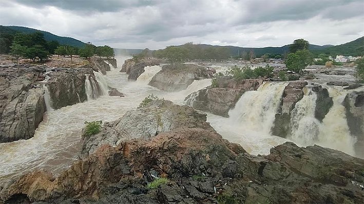 ஒகேனக்கல் காவிரியில் நீர் வரத்து சரிவு