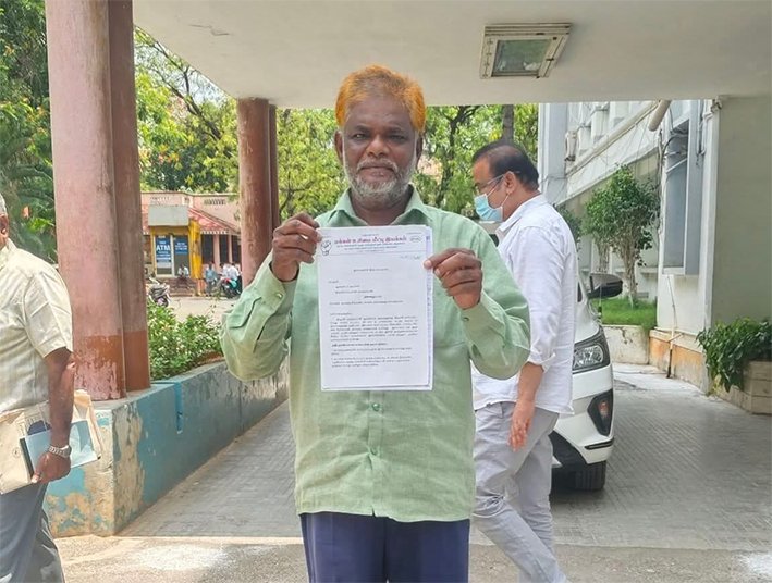 தரமற்ற கான்கிரீட் சாலை- ஒப்பந்ததாரர் மீது நடவடிக்கை கோரி மனு