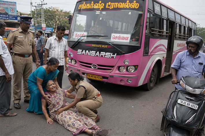 திருச்சியில் தனியார் பஸ் மோதி பெண் போலீசின் தாயார் காயம்